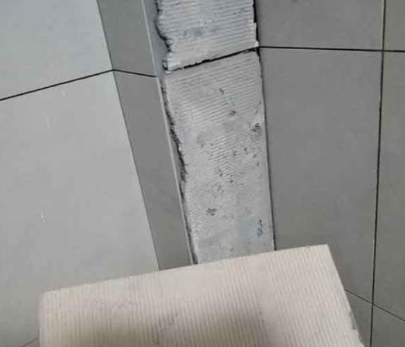 崇州瓷砖空鼓维修公司分享下厨房瓷砖脱落的补救措施。